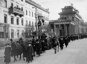 Bier: The funeral procession with the coffin bier of the