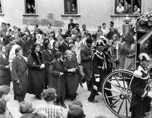 Polten: Funeral procession for a Roma king, 1936