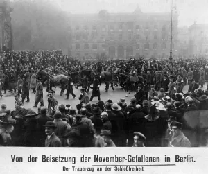 Countless: Funeral procession of the victims of the November Revolution