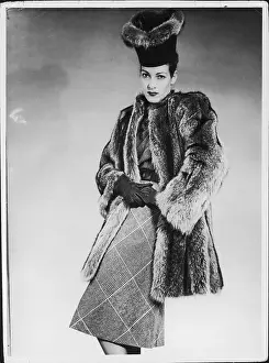 Brimless: FUR COAT & HAT 1930S