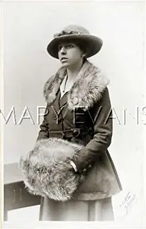 C1917: FUR COLLAR & MUFF C.1917