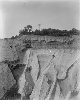 Loam: The gap in De Luci Road, Erith