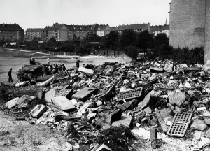 Disposal: Garbage mountain after a cleanup in Berlin, 1934