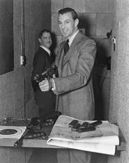 Lcgr1405: Gary Cooper with submachine in FBI Gun Range