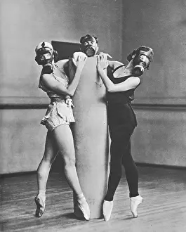 Trois: Gas-mask pas de trois