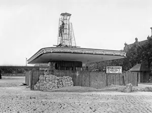 Rapidly: Gas station under construction, 1930