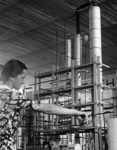 Four Year: Gasoline extraction plant at the exhibition Schaffendes