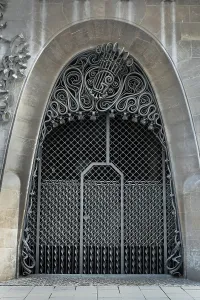 Parabola: Gate, Palau Guell, Barcelona, Spain