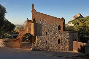 Berenguer: Gatehouse, Celler Guell, Barcelona, Catalonia, Spain