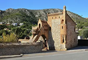 Modernisme: Gatehouse, Celler Guell, Barcelona, Catalonia, Spain