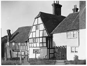 Gatehouse: Gatehouse to the churchyard at Smarden
