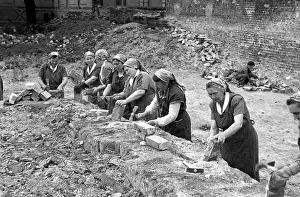 Sturm: GDR - Rubble women in Berlin