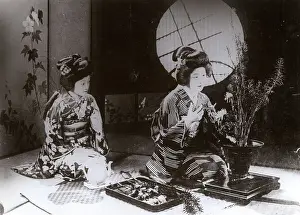 Ikebana: GEISHAS ARRANGE FLOWERS