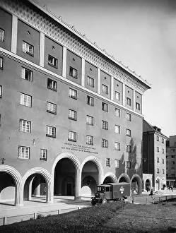 Apartments: Gemeindebau (municipal tenement complex) in Vienna, 1932