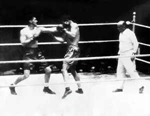 Cvpl: GENE TUNNEY-poking a left jab in Jack Dempsey's ?