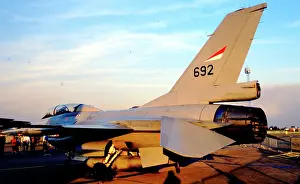 Luftforsvaret: General Dynamics F-16B Fighting Falcon 692