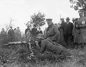 Heye: General Heye inspects a machine gun post, 1930