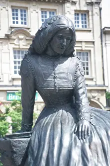 Nuneaton: GEORGE ELIOT STATUE
