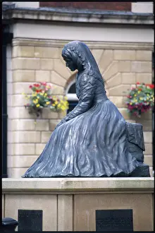 Nuneaton: GEORGE ELIOT STATUE