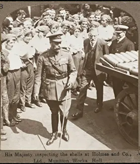 Munition: GEORGE V INSPECTS SHELLS