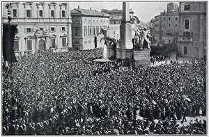Quirinal: George V in Italy - Crowd cheering the royals on the balcony