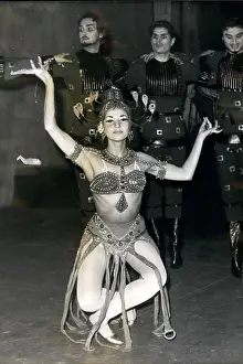 Larissa: Georgian ballet dancers perform in Paris
