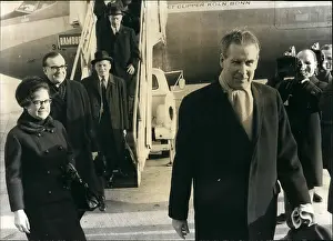 Schroeder: Gerhard Schroeder and wife arrive in Berlin