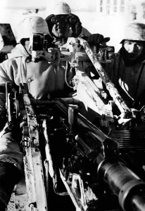 Inset: German antiaircraft gun on the Eastern Front, 1943