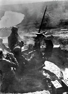 Fires: German antiarcraft-gun at the Don, 1942