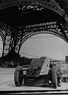 Antitank: German antitank cannon in front of the Eiffel tower, 1940
