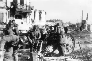 Reconquest: German artillery during combat around Kharkiv, 1943