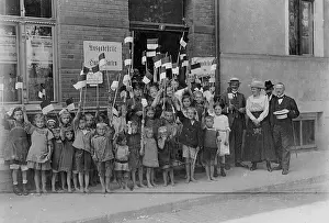 Voted: German children in front of an accommodation assignment cent
