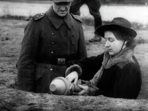 Explains: German civilian during a training at the Panzerfaust
