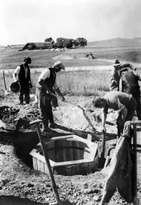 Ramparts: German civilians construct border fortifications in East