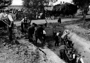 Fastening: German civilians construct border fortifications in East