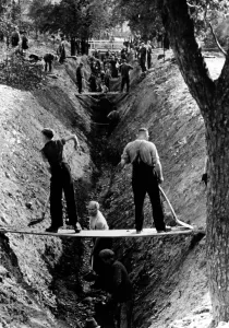 Fastening: German civilians during the construction of border