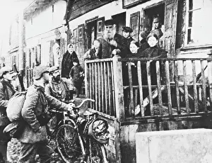 Villagers: German cyclist troops 1915