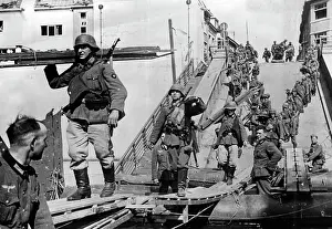 Maastricht: German engineer company crossing a bridge destroyed