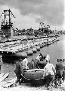 Dnieper: German engineers built a pontoon bridge across the Dnieper