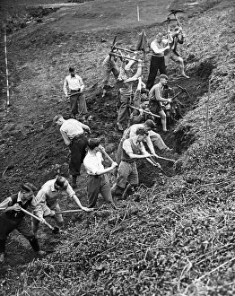 Hoeing: German-English work camp, 1937