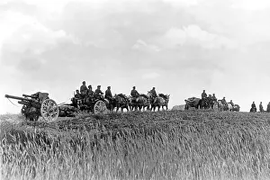 Howitzers: German field howitzers march in Russia