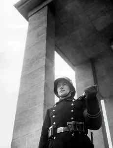 Keeps: German guards at the entrace to the barracksl 10038