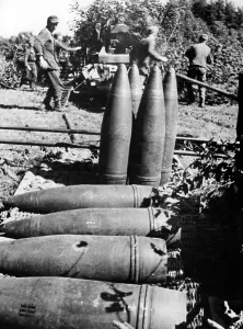 Corresponding: German gun on the Eastern Front, 1944
