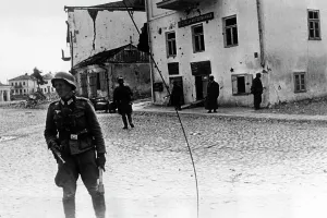 Luger: German infantry in a conquered city on the Eastern Front