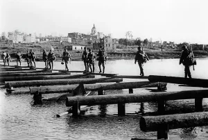 Dnieper: German infantry crosses the Dnieper, 1941