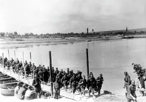 Moldova: German infantry crossing the Dniester, 1941