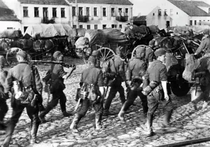 Maschinengewehr: German infantry marching through a Russian city, 1941