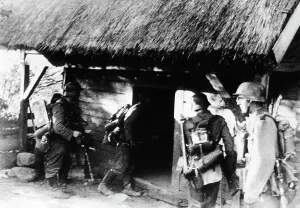 Cadvances: German infantry searched a house on the Eastern front, 1941