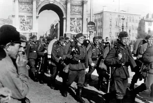 Baggage: German infantry soldiers before the triumphal