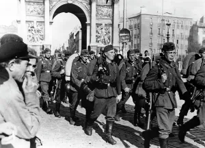 Baggage: German infantry soldiers before the triumphal